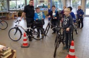 Polizeiinspektion Nienburg / Schaumburg: POL-NI: 230 Fahrräder an der Grundschule kontrolliert - Rund ein Drittel beanstandet