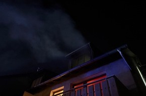 Feuerwehr Detmold: FW-DT: Brand in Reihenendhaus - Zwei Personen betreut