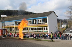 Feuerwehr Kirchhundem : FW-OE: Brandschutztag an der Grundschule Kirchhundem