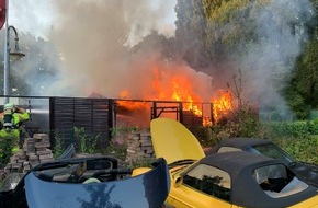 Feuerwehr Gladbeck: FW-GLA: Gartenlaube brennt in voller Ausdehnung