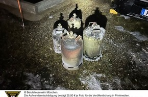 Feuerwehr München: FW-M: Wohnwagen ausgebrannt (Ludwigsfeld)