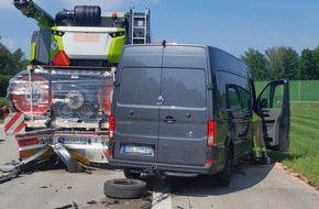 Feuerwehr Bremerhaven: FW Bremerhaven: Zusammenstoß auf der Autobahn