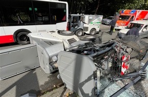 Polizei Duisburg: POL-DU: Obermeiderich: Unfall mit zwei Kehrmaschinen und Linienbus - Fahrzeug kippt um