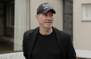 SWR - Südwestrundfunk: Dokumentarfilm "Meister der Apokalypse - Roland Emmerich" / Einblicke in Arbeit und Privatleben des deutschen Hollywood-Regisseurs ab 5. November 2025 in der ARD Mediathek