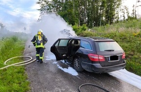 Feuerwehr Kirchhundem : FW-OE: Fahrzeugbrand und ausströmendes Gas rufen Feuerwehr auf den Plan