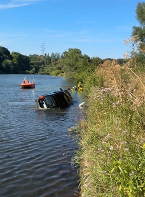 FW-EN: Geländewagen rollt in die Ruhr - Aufwändiger Einsatz von Feuerwehr und DLRG