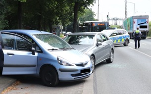 Polizei Paderborn: POL-PB: Unfall auf der Bahnhofstraße - Zeuge leistet erste Hilfe