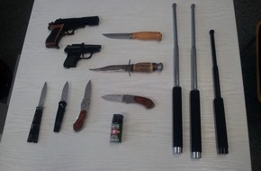 Polizei Düsseldorf: POL-D: Nachtragsmeldung/Foto  Jugendkommissariat stoppt Raubserie - Waffen und Beute bei Durchsuchungen gefunden - 14- und 15-Jähriger festgenommen