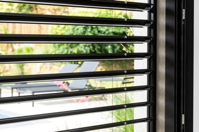 Communiqué de presse Griesser: Élégance raffinée avec les brise-soleil orientables Grinotex® Sinus