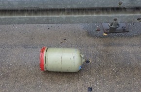 Kreispolizeibehörde Siegen-Wittgenstein: POL-SI: Unfall nach verlorener Gasflasche auf HTS - Polizei sucht Verursacher #polsiwi