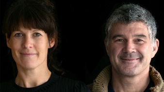 rbb - Rundfunk Berlin-Brandenburg: Kathrin Thüring und Tommy Wosch moderieren die neue radioeins-Satiresendung "Bonnies Ranch"