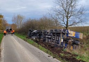 POL-STD: LKW mit Bohrgerät kommt von der Fahrbahn ab und kippt seitlich in den Graben - aufwendige Bergung erforderlich - Hoher Sachschaden entstanden