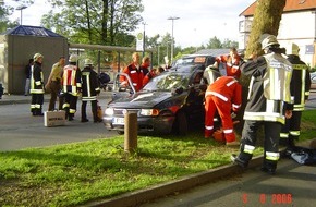 Feuerwehr Essen: FW-E: Fahrzeug fuhr gegen einen Baum