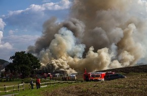 Kreisfeuerwehrverband Plön: FW-PLÖ: Bei einem Feuer in der Verpackungshalle einer Legehennen-Farm in Groß Rohlübbe, Kreis Plön wurde das Gebäude und das Inventar ein Raub der Flammen. 200 Einsatzkräfte bekämpften das Feuer.