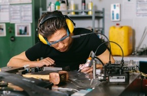 Deutsche Gesetzliche Unfallversicherung (DGUV): Wer Fachkräfte will, muss auch an Lärmschutz denken / Institut für Arbeitsschutz: Lärm ist in vielen Branchen mit Fachkräftemangel ein Problem