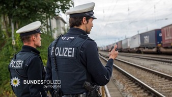 Bundespolizeidirektion München: Bundespolizeidirektion München: Rangierbahnhof: Lebensgefährlicher Ort für Kunstprojekt - Studenten nackt mit Paper-Streitaxt zwischen Waggons