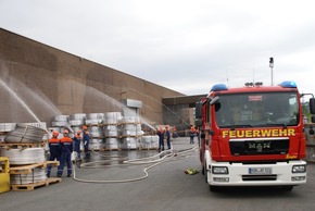 FW-AR: Führungswechsel bei der Jugendfeuerwehr der Stadt Arnsberg: Christian Karla führt jetzt den Feuerwehrnachwuchs - Abschlussübung bei A+E Keller absolviert