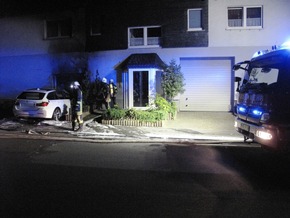 FW-AR: PKW-Brand greift in Arnsberg-Müschede auf Wohngebäude über