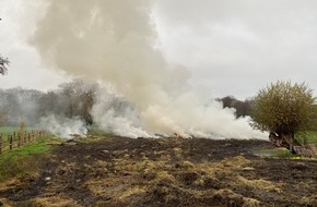 Feuerwehr Gelsenkirchen: FW-GE: Nächtlicher Heuballenbrand in Gelsenkirchen-Scholven / 400 Heuballen gehen in Flammen auf. Menschen und Tiere kommen nicht zu Schaden.