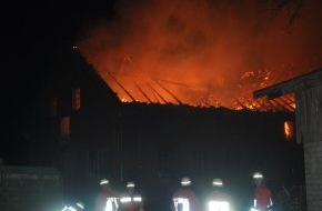 Polizeiinspektion Nienburg / Schaumburg: POL-NI: Dachstuhlbrand eines umgebauten ehemaligen Kuhstalls -Bilder im Download-