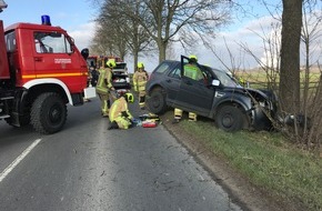 Feuerwehr Stolberg: FW-Stolberg: PKW gegen Baum