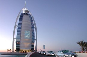BMW Group: Wasserstoff im Ölemirat: Die CleanEnergy WorldTour 2001 beginnt in Dubai / Sheik Mohammed Bin Rashid Al Maktoum übernimmt Schirmherrschaft