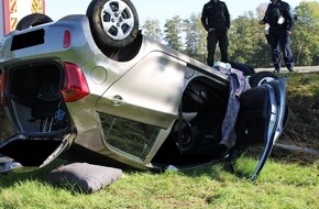 Polizei Minden-Lübbecke: POL-MI: Autofahrerin fährt in Graben und verletzt sich