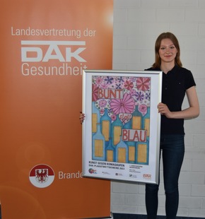 FOTOS ANBEI! „bunt statt blau“: Schülerin aus Königs Wusterhausen gewinnt Plakatwettbewerb in Brandenburg