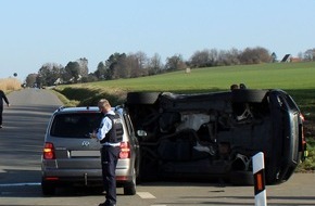 Polizei Minden-Lübbecke: POL-MI: SUV kippt bei Unfall auf die Seite