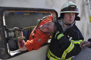 FW-KLE: Freiwillige Feuerwehr Bedburg-Hau simuliert Busunfall mit 15 Verletzten
