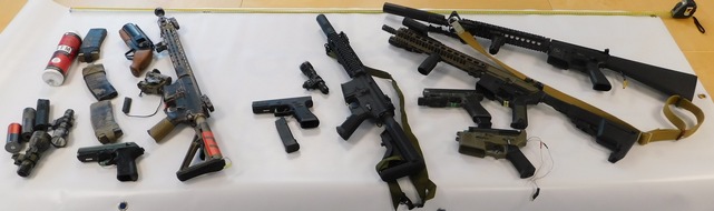 Bundespolizeidirektion München: Bundespolizeidirektion München: Franzosen mit Softair-Waffen auf der A8 / Bundespolizei stellt verbotene Gegenstände fest