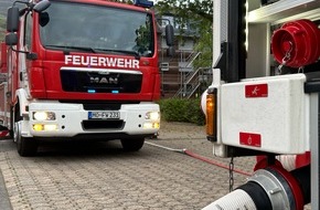 Feuerwehr Moers: FW Moers: Brennender Traktor in Moers-Schwafheim
