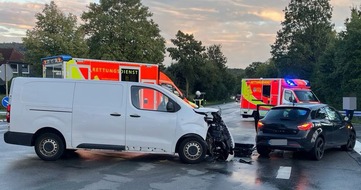 Kreispolizeibeh&ouml;rde H&ouml;xter: POL-HX: Zusammensto&szlig; im Kreuzungsbereich - zwei Personen leicht verletzt