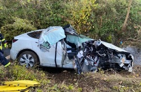 Polizeiinspektion Rockenhausen: POL-PIROK: Wegen Sonne und Geschwindigkeit von Fahrbahn abgekommen und überschlagen