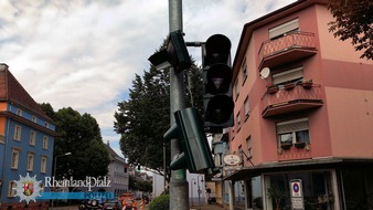 Polizeipräsidium Westpfalz: POL-PPWP: Lkw reißt Fußgängerampel aus Verankerung - Fahrer flüchtet