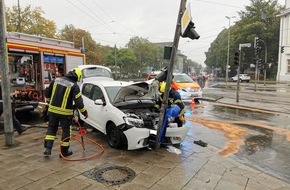 Feuerwehr Gelsenkirchen: FW-GE: Pkw kollidiert mit Ampelmast / Verkehrsunfall in Buer-Mitte fordert eine verletzte Person