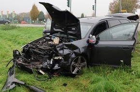 Kreispolizeibehörde Herford: POL-HF: Zusammenstoß im Kreuzungsbereich - Zwei Personen leicht verletzt