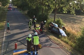Freiwillige Feuerwehr Borgentreich: FW Borgentreich: Alarmübung in Lütgeneder. Ein Verkehrsunfall mit 5 Personen wurde nachgestellt.