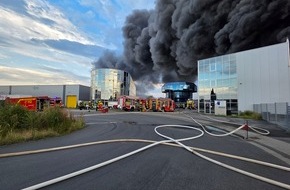 Feuerwehr Bergheim: FW Bergheim: Gro&szlig;brand im Gewerbegebiet Bergheim-Paffendorf - Rund 100 Einsatzkr&auml;fte im Einsatz
