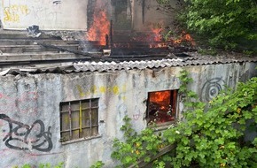 Feuerwehr Düren: FW Düren: Brandserie in alter Gärtnerei-Ruine: Feuerwehr zum zweiten Mal binnen Tagen im Einsatz