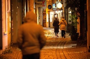 ARD Das Erste: +++ Achtung Sperrfrist (Print, Radio und Online): 18.00 Uhr +++ARD-DeutschlandTREND: / Die eine Hälfte der Deutschen fühlt sich sicher, die andere nicht