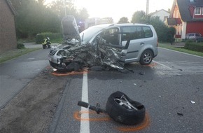 Kreispolizeibehörde Kleve: POL-KLE: Emmerich - Verkehrsunfall / PKW kollidiert mit Traktor-Anhänger