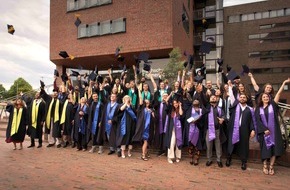 Hochschule Bremerhaven: Hut ab! 121 Absolvent:innen feiern ihren erfolgreichen Studienabschluss