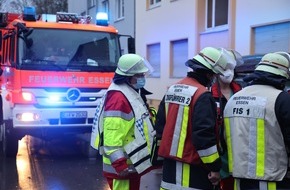 Feuerwehr Essen: FW-E: Kohlenmonoxid-Warner von Einsatzkräften lösen bei Rettungsdiensteinsatz aus- drei Personen verletzt