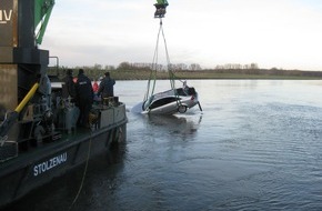 Polizeiinspektion Nienburg / Schaumburg: POL-NI: Eystruper fährt mit seinem PKW in die Weser - kann sich retten - Auto versinkt -Bild im Download-