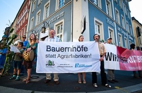 Campact e.V.: Agrarminister von über 300 Bürgern umzingelt / Bündnis fordert Agrarwende weg von Agrarindustrie, hin zu einer umwelt- und tiergerechten Landwirtschaft / Bundesweite Großdemo am Samstag in Wietze (BILD)