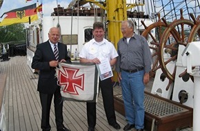 Presse- und Informationszentrum Marine: Deutsche Marine - Pressemeldung: 32.000 Euro für Seenotretter - "Gorch Fock" unterstützt mit Spenden