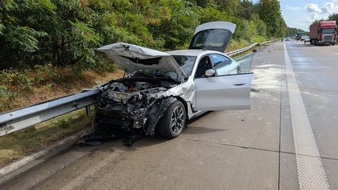 Polizeiinspektion Cuxhaven: POL-CUX: Bei Starkregen viel zu schnell unterwegs - Verkehrsunfall mit hohem Sachschaden (Foto im Anhang) ++++ Verkehrsunfall zwischen Pkw und E-Scooter
