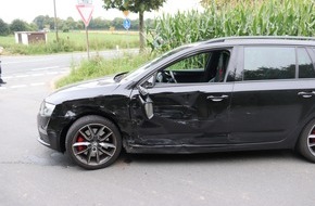 Kreispolizeibehörde Herford: POL-HF: Unfallflucht unter Alkoholeinfluss- Fahrer flüchtet in Maisfeld