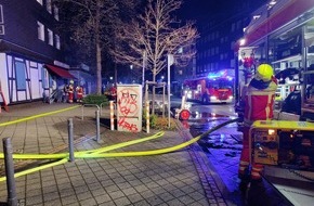 Feuerwehr Heiligenhaus: FW-Heiligenhaus: Brand in einem Schnellimbiss - Treppenraum eines Mehrfamilienhauses verraucht